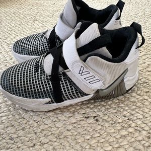 Lebron Witness Basketball Sneakers - size 3y- kids - Nike